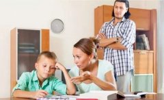 家长陪孩子写作业，有这5种习惯，成绩想不下降